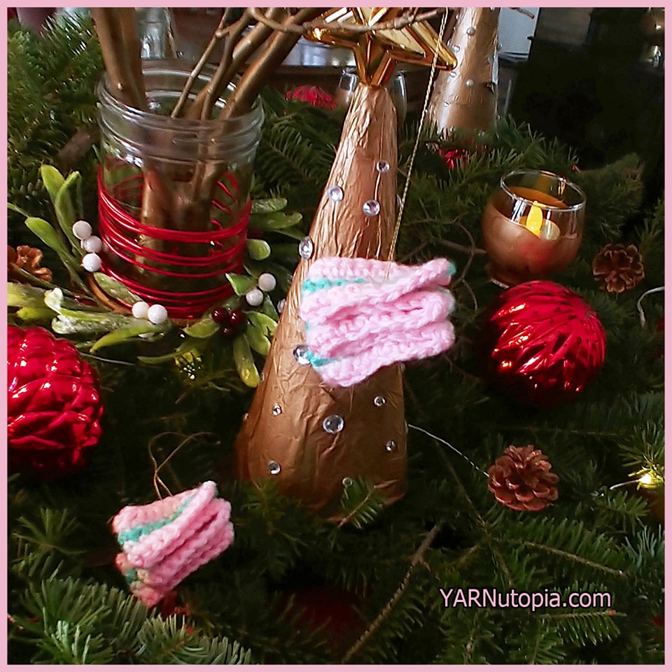 12 Days of Christmas: Candy Curl Swirl Ornament – FREE Written Crochet Pattern and Video Tutorial